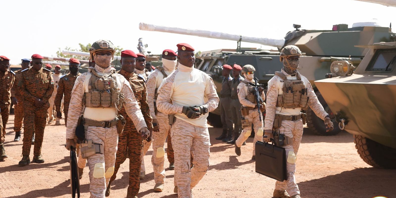 Lutte contre le terrorisme : le Chef de l'Etat remet un important lot de matériel militaire au ministère de la Défense – Présidence du Faso